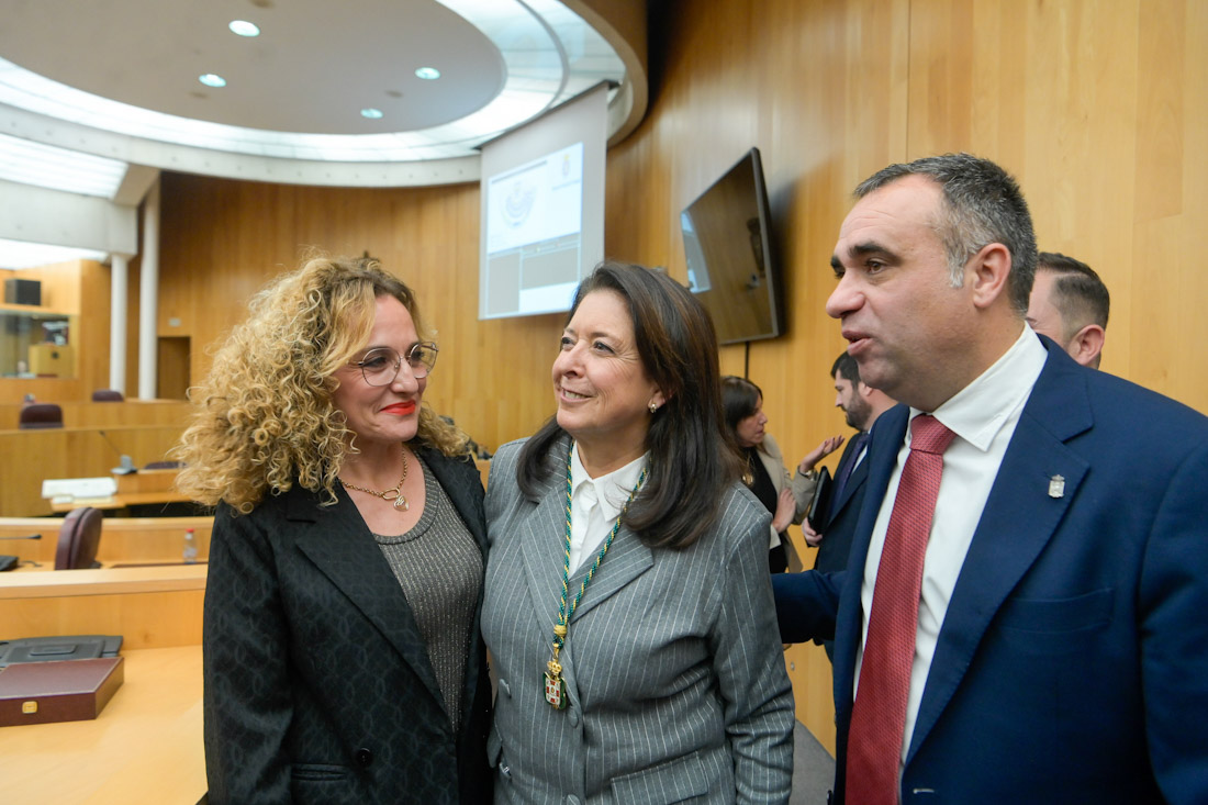 Francis Rodríguez, Mari Carmen Reinoso y Marta Nievas tras el pleno (GPMEDIA)