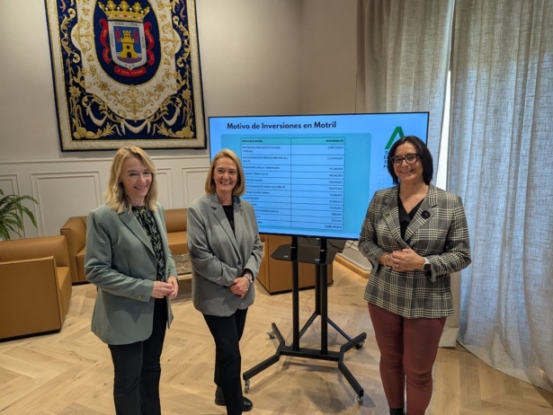 La alcaldesa de Motril, Luisa García Chamorro, en el centro en la imagen, durante la visita de la delegada de Desarrollo Educativo de la Junta en Granada, María José Martín, a su izquierda (JUNTA) La alcaldesa de Motril, Luisa García Chamorro, en el centro en la imagen, durante la visita de la delegada de Desarrollo Educativo de la Junta en Granada, María José Martín, a su izquierda (JUNTA)