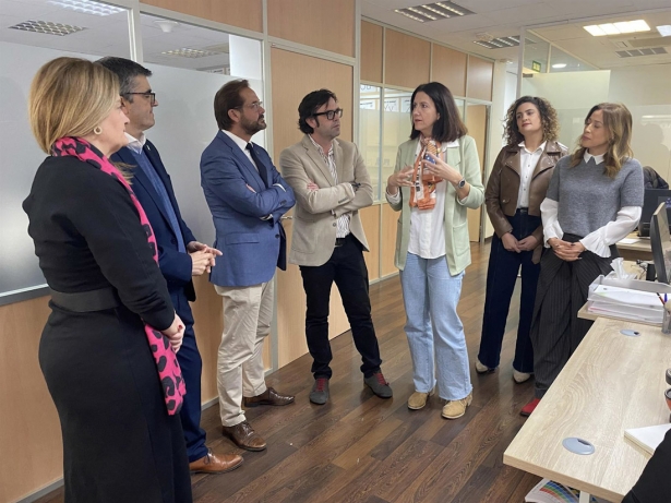 El delegado del Gobierno andaluz en Granada, Antonio Granados, durante la visita a la unidad provincial gestionada por Engloba (JUNTA DE ANDALUCÍA)