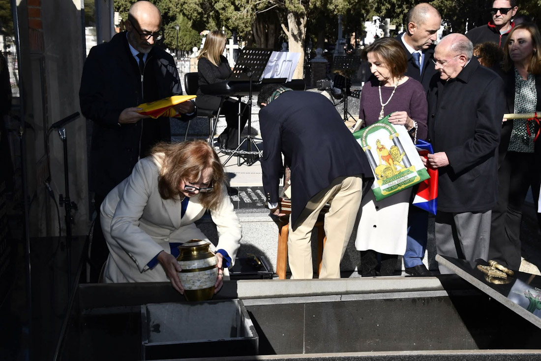 Carmina Cortacero deposita las cenizas de Francisco Carvajal Narváez en el panteón familiar (ALBOLOTE INFORMACIÓN)