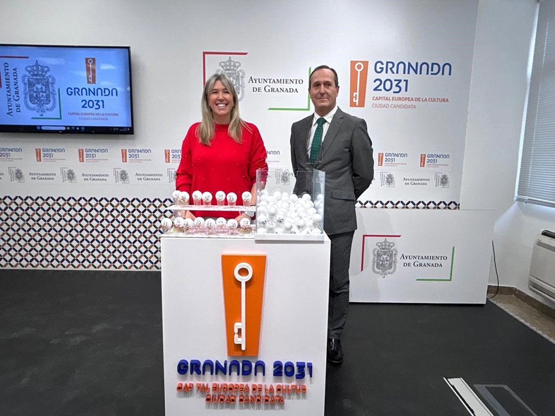 La concejala de Fiestas Mayores de Granada, Carolina Amate, ha participado en el sorteo para la Cabalgata de Reyes (AYUNTAMIENTO)