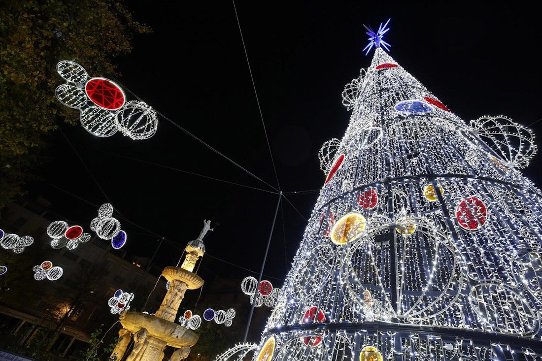 Las luces de la Navidad 2020 se encienden en Granada en imagen de archivo (ÁLEX CÁMARA - EUROPA PRESS)