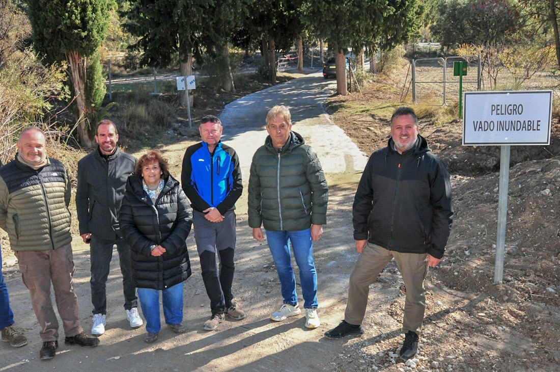 Visita del delegado territorial de Sostenibilidad y Medio Ambiente de la Junta en Granada, Manuel Francisco García, primero desde la izquierda en la imagen, al entorno del futuro Parque de La Sagra (JUNTA)