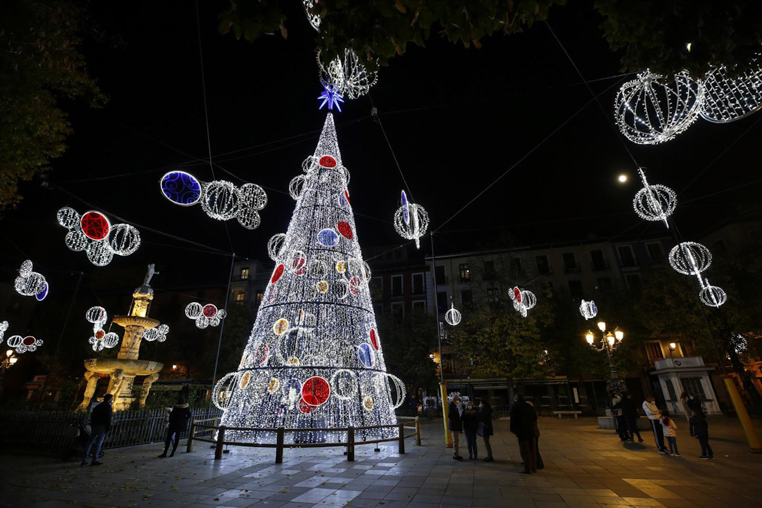 Luces de la Navidad en 2020 (ÁLEX CÁMARA - EUROPA PRESS)