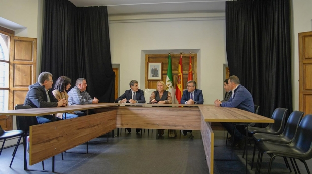 La alcaldesa de Cenes de la Vega, Montserrat Muñoz, flanqueda por el delegado del Gobierno en Andalucía, Pedro Fernández, a su derecha, y el subdelegado del Gobierno en Granada, José Antonio Montilla (DELEGACIÓN DEL GOBIERNO EN ANDALUCÍA) La alcaldesa de Cenes de la Vega, Montserrat Muñoz, flanqueda por el delegado del Gobierno en Andalucía, Pedro Fernández, a su derecha, y el subdelegado del Gobierno en Granada, José Antonio Montilla (DELEGACIÓN DEL GOBIERNO EN ANDALUCÍA)