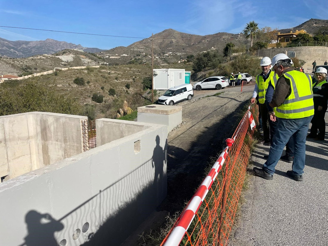 El consejero de Agricultura, Pesca, Agua y Desarrollo Rural, Ramón Fernández-Pacheco, de frente en la imagen, ha visitado distintas intervenciones para el uso de aguas regeneradas (JUNTA)