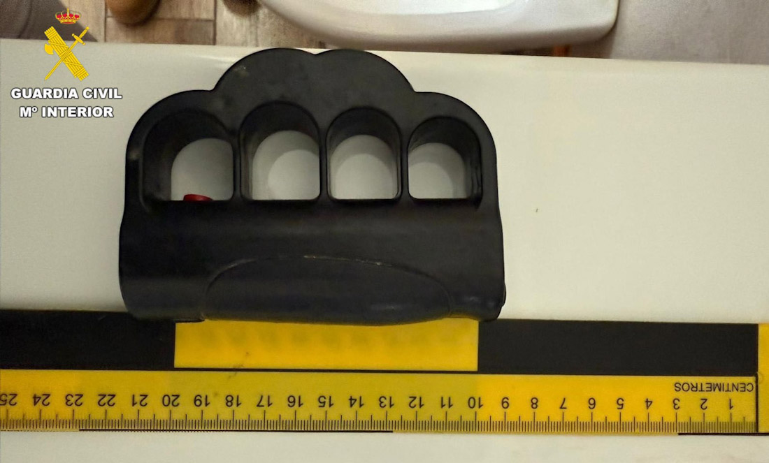 Pistola táser con forma de puño americano (GUARDIA CIVIL)