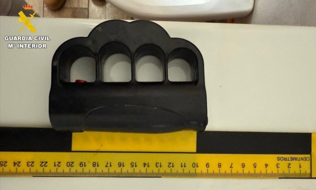 Pistola táser con forma de puño americano (GUARDIA CIVIL)
