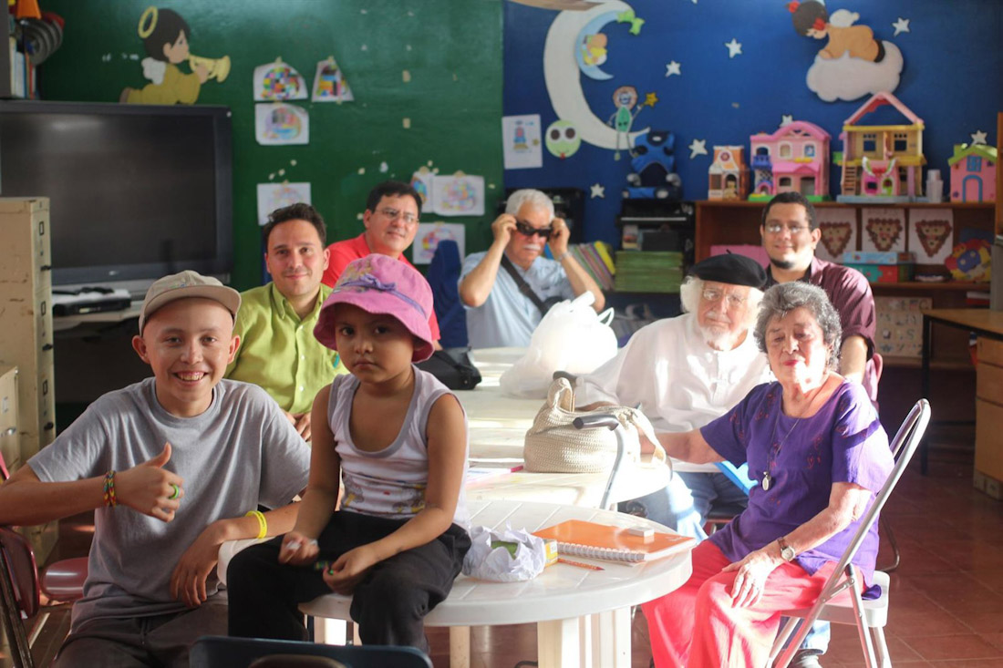 Daniel Rodríguez Moya, a la izquierda en la imagen, con Ernesto Cardenal y Claribel Alegría, en primer término a la derecha durante el rodaje de `Me gustan los poemas y me gusta la vida` en Nicaragua (REMITIDA POR DANIEL RODRÍGUEZ MOYA)