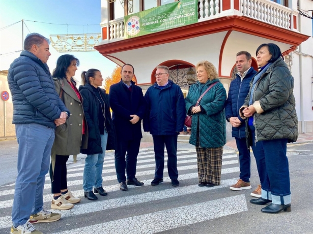 Comparecencia informativa del PSOE en Pinos Puente, con el alcalde, Enrique Medina, en el centro, flanqueado por José Antonio Carranza y Fátima Gómez (PSOE)
