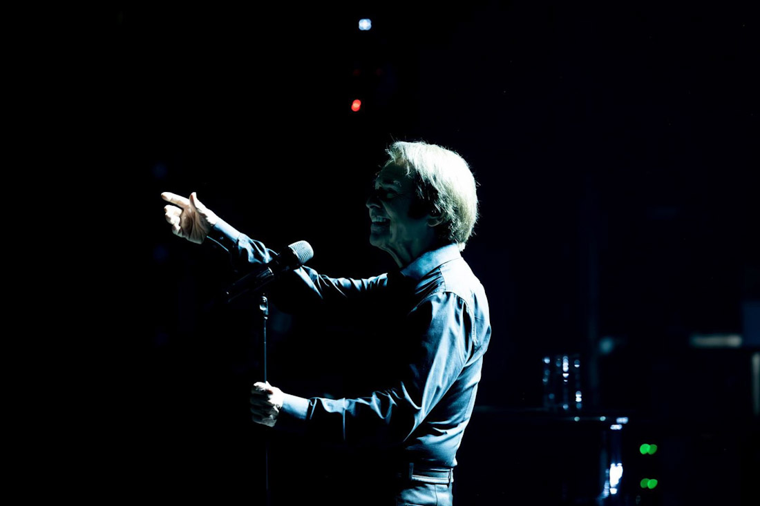 El cantante Raphael durante un concierto en el Teatro de la Zarzuela, el pasado 26 de junio de 2025 (RICARDO RUBIO - EUROPA PRESS)