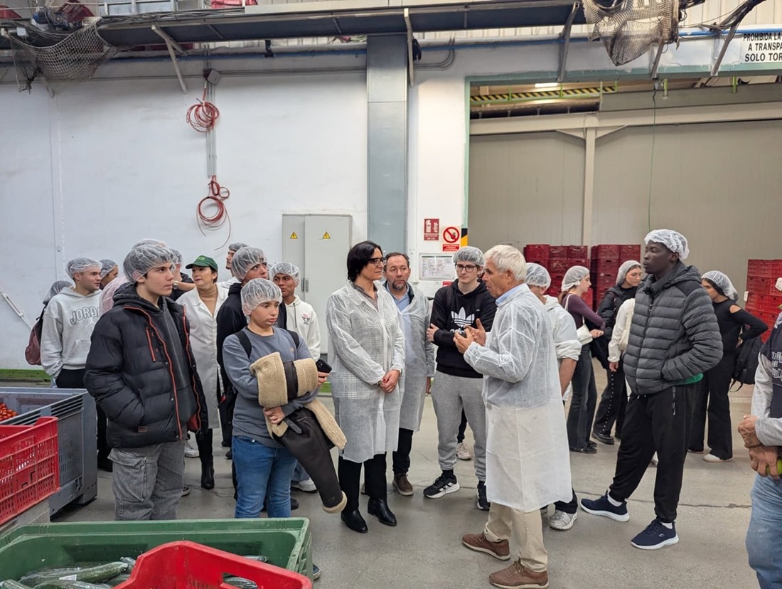 Alumnos visitan el Grupo SCA en Castell de Ferro, en Granada. (JUNTA DE ANDALUCÍA)