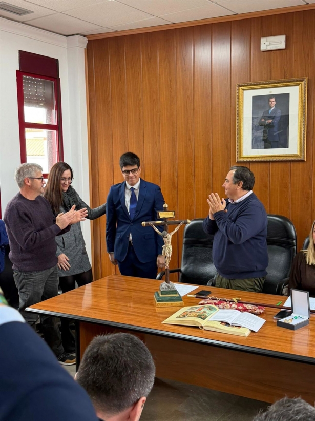 La toma de posesión como alcalde de Cogollos de Guadix (Granada) Andrés Martos, sucediendo a Andrés Martos (AYUNTAMIENTO DE COGOLLOS DE GUADIX)