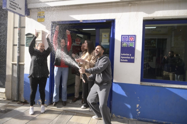 Celebración en Santa Fe del tercer premio de la lotería de Navidad (GPMEDIA)