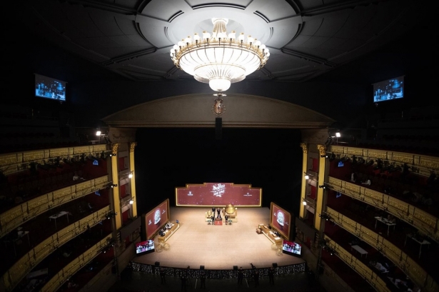 Varias personas ven como los niños del Colegio de San Idefonso cantan los números premiados durante la celebración del Sorteo Extraordinario de la Lotería de Navidad 2025 (EDUARDO PARRA / EUROPA PRESS).