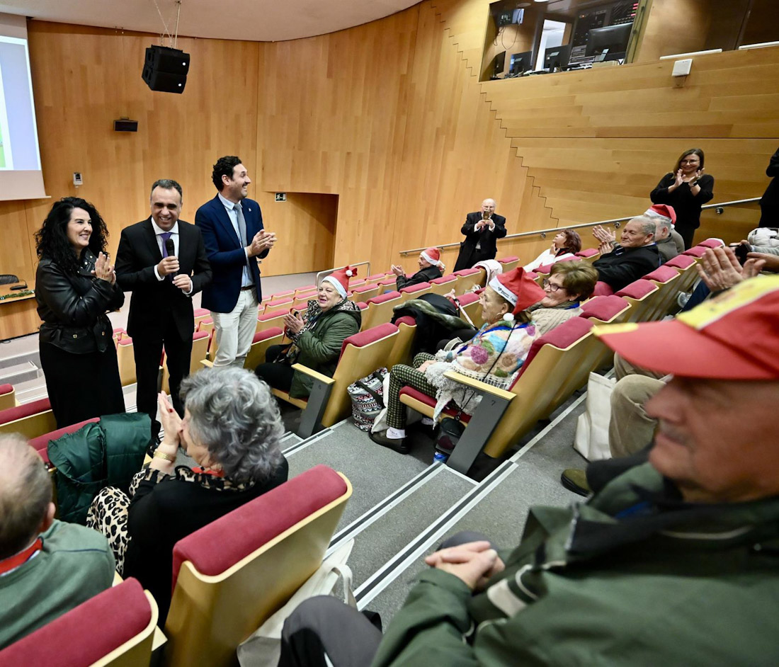 El presidente de la Diputación de Granada, Francis Rodríguez, flanqueado por los diputados de Bienestar Social y de Centros Sociales, Elena Duque y Roberto González (DIPUTACIÓN)