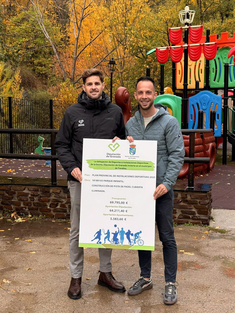 El diputado provincial de Deportes e Instalaciones Deportivas de Granada, Eric Escobedo, y el alcalde de Trevélez, Adrián Gallegos (DIPUTACIÓN DE GRANADA)