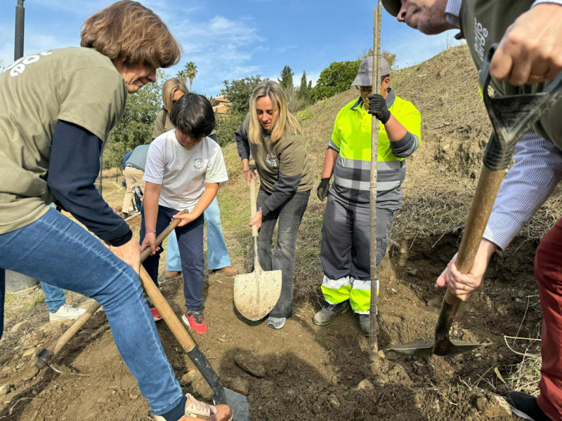 La alcaldesa de Granada, Marifrán Carazo, en una imagen de archivo durante la plantación de árboles que se lleva a cabo en el Barranco de la Zorra (AYUNTAMIENTO DE GRANADA)