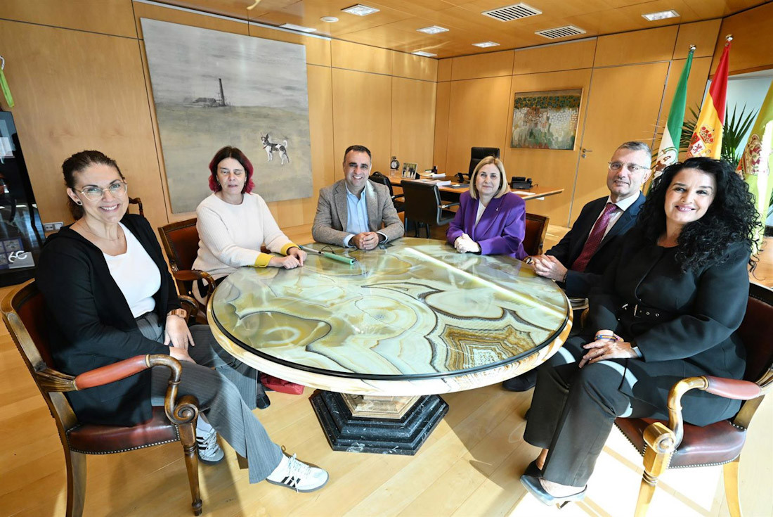 El presidente de la Diputación de Granada, Francis Rodríguez, y la secretaria general de la Fundación ONCE y vicepresidenta ejecutiva de Inserta Empleo, Virginia Carcedo, han firmado un protocolo de actuación (DIPUTACIÓN)