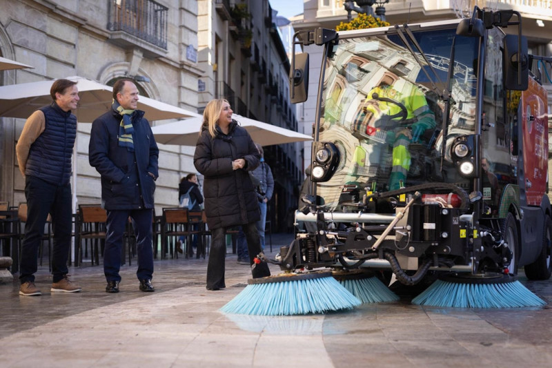 La alcaldesa de Granada, Marifrán Carazo, revisa los nuevos equipamientos de limpieza (AYUNTAMIENTO) La alcaldesa de Granada, Marifrán Carazo, revisa los nuevos equipamientos de limpieza (AYUNTAMIENTO)