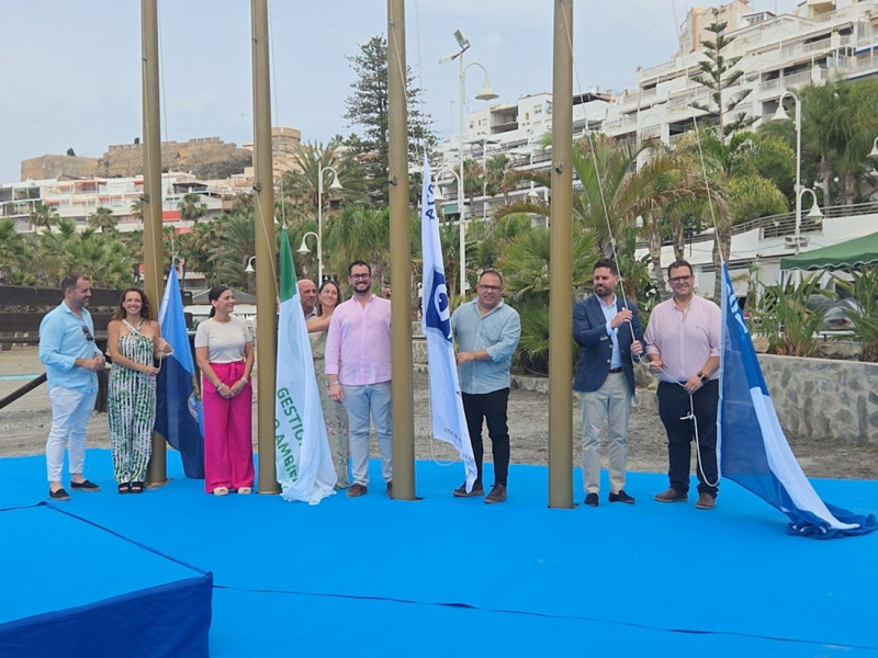Izado de banderas azules en Almuñécar (AYUNTAMIENTO)