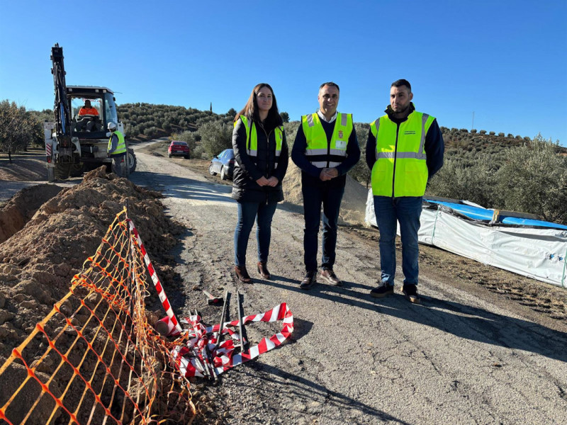El presidente de la Diputación de Granada, Francis Rodríguez, en el centro en la imagen flanqueado por la diputada provincial de Reto Demográfico, María Vera, y el alcalde de Guadahortuna, Maximiliano García (DIPUTACIÓN) El presidente de la Diputación de Granada, Francis Rodríguez, en el centro en la imagen flanqueado por la diputada provincial de Reto Demográfico, María Vera, y el alcalde de Guadahortuna, Maximiliano García (DIPUTACIÓN)
