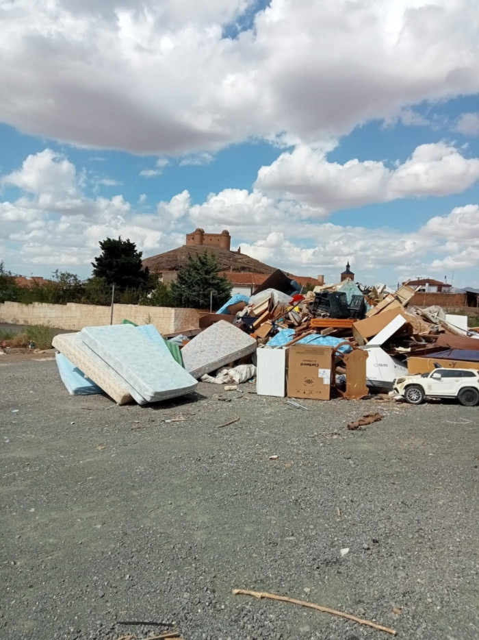 Imagen cedida por vecinos con el Castillo de La Calahorra al fondo facilitada por el PSOE (PSOE)