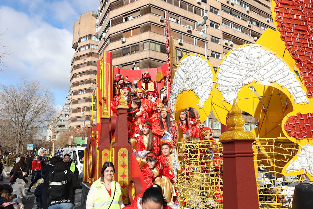 Una de las carrozas de los Reyes Magos en la Cabalgata de Granada (GP MEDIA)