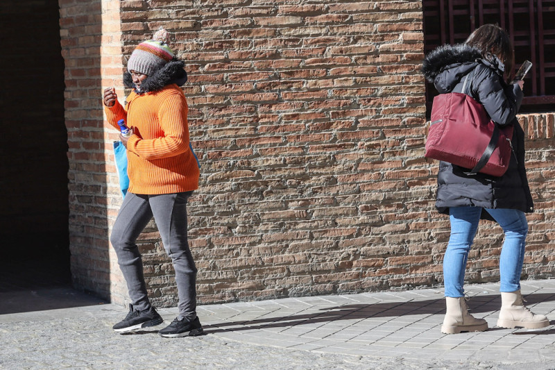 Ciudadanos por las calles de Granada en esta mañana gélida de enero (GP MEDIA) Ciudadanos por las calles de Granada en esta mañana gélida de enero (GP MEDIA)