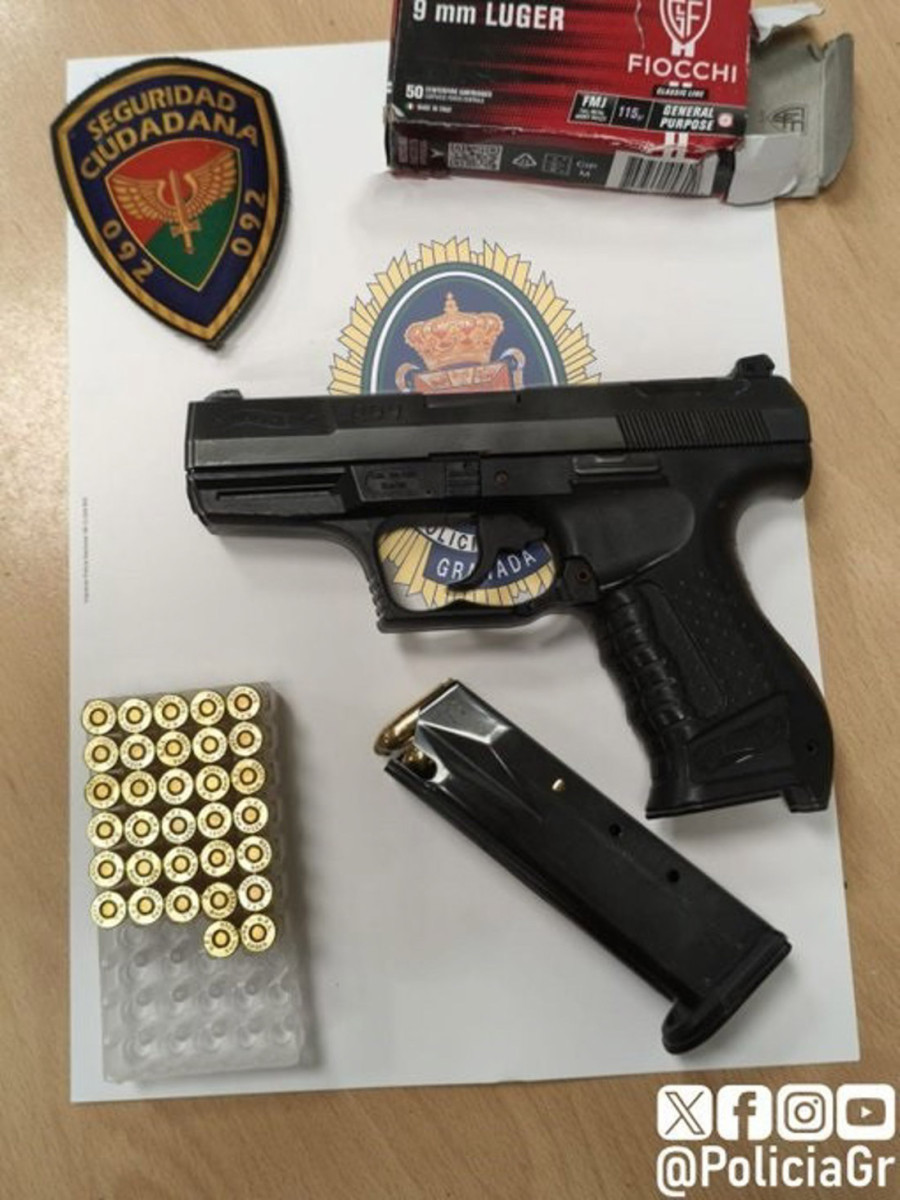 Pistola y munición intervenida a un joven en la zona Norte (POLICÍA LOCAL DE GRANADA)