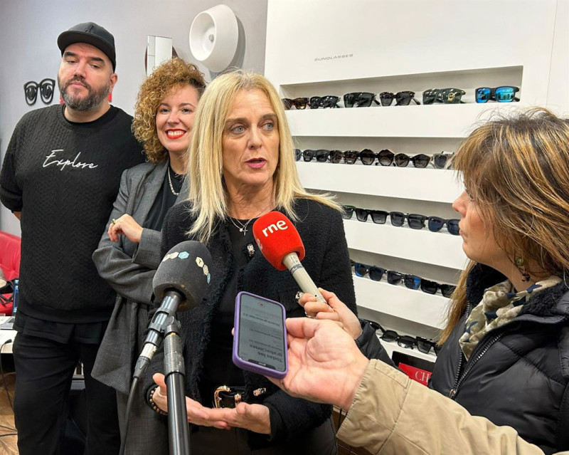 Imagen de archivo de la concejala de Comercio de Granada, Elisa Campoy, atiende a los medios (AYUNTAMIENTO)