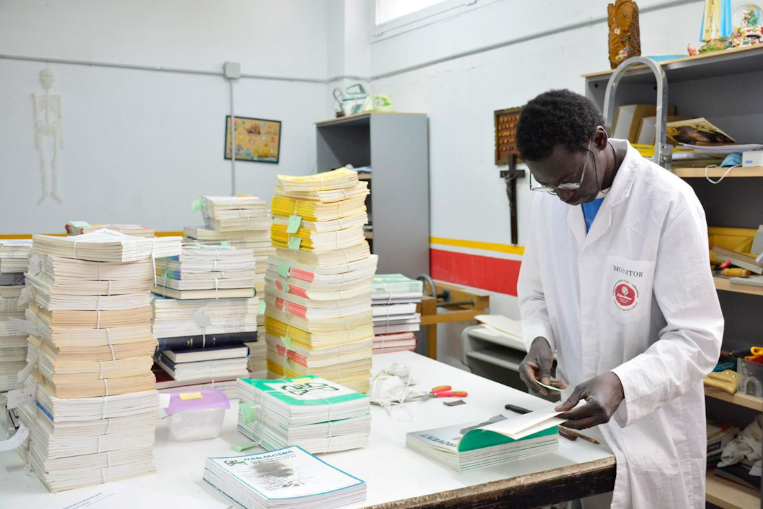Imagen de uno de los talleres de encuadernación de Cáritas Diocesana de Granada. Archivo (CÁRITAS)