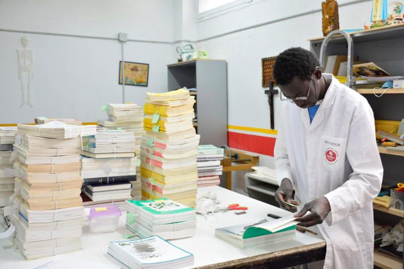 Imagen de uno de los talleres de encuadernación de Cáritas Diocesana de Granada. Archivo (CÁRITAS)