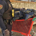 Agente de la Policía Local de Granada con el carrito que portaba marihuana (PERFIL DE LA POLICÍA LOCAL EN LA RED SOCIAL X)