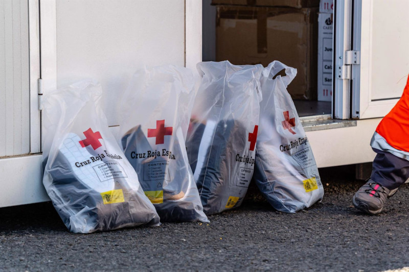 Imagen de archivo de varios kits de equipaje de Cruz Roja para los migrantes que llegan a España, en el Muelle de La Cebolla, a 1 de septiembre de 2021, en Lanzarote, Islas Canarias (EUROPA PRESS)