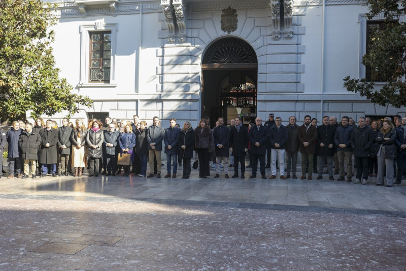 Minuto de silencio en el Ayuntamiento de Granada (GPMEDIA)