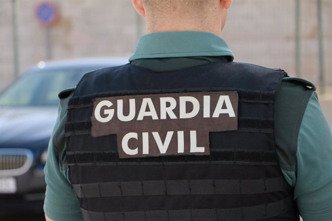 Imagen de recurso de un agente de espaldas (GUARDIA CIVIL)
