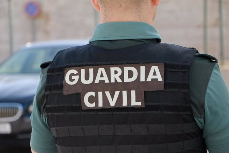 Imagen de recurso de un agente de espaldas (GUARDIA CIVIL)