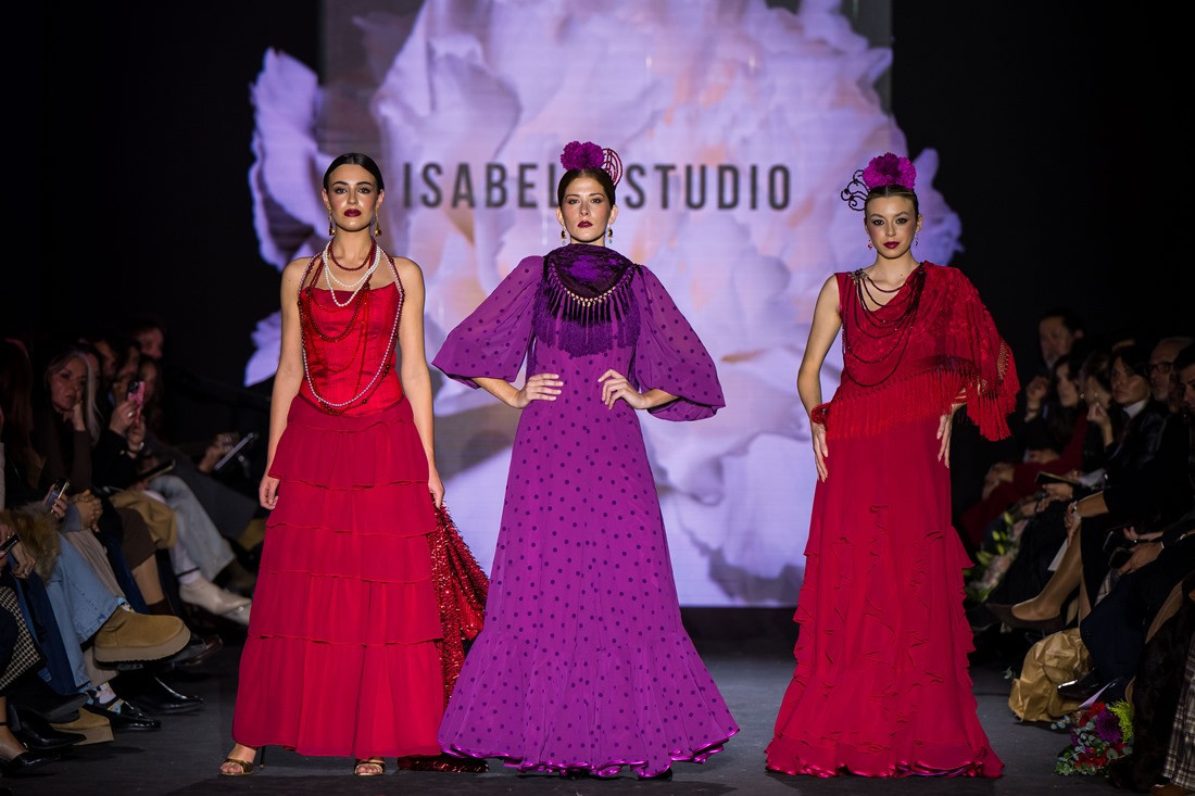 Diseños de Teresa Ortiz durante el desfile (ISABELA STUDIO)