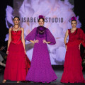 Diseños de Teresa Ortiz durante el desfile (ISABELA STUDIO)