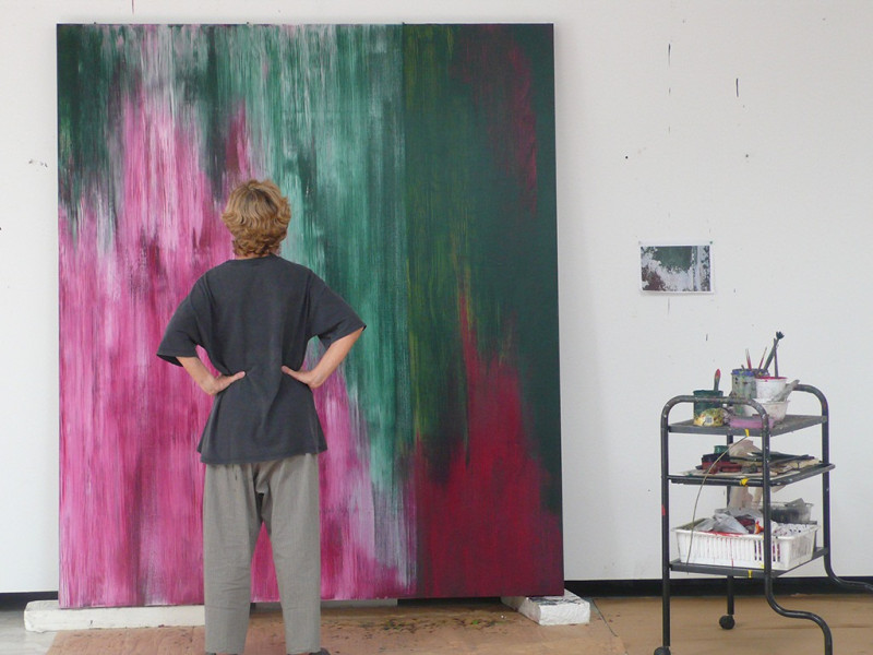 Soledad Sevilla delante de una de sus obras (JOSÉ TOMÁS)