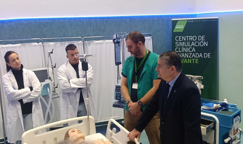 El consejero de Sanidad, Presidencia y Emergencias, Antonio Sanz, visita el Centro de Simulación Clínica Avanzada de IAVANTE (JUNTA DE ANDALUCÍA)