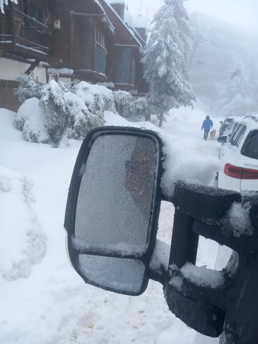 Atasco de vehículos este domingo en el entorno de la estación de esquí de Sierra Nevada (EUROPA PRESS)