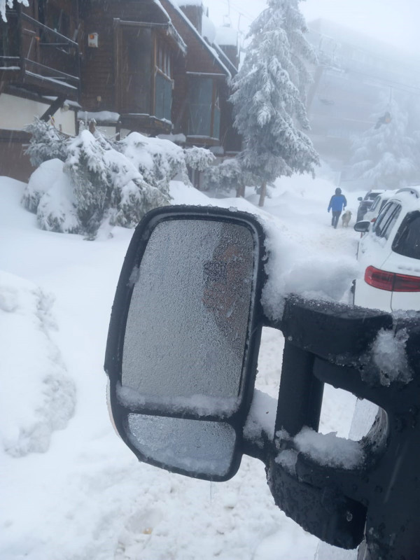 Atasco de vehículos este domingo en el entorno de la estación de esquí de Sierra Nevada (EUROPA PRESS)
