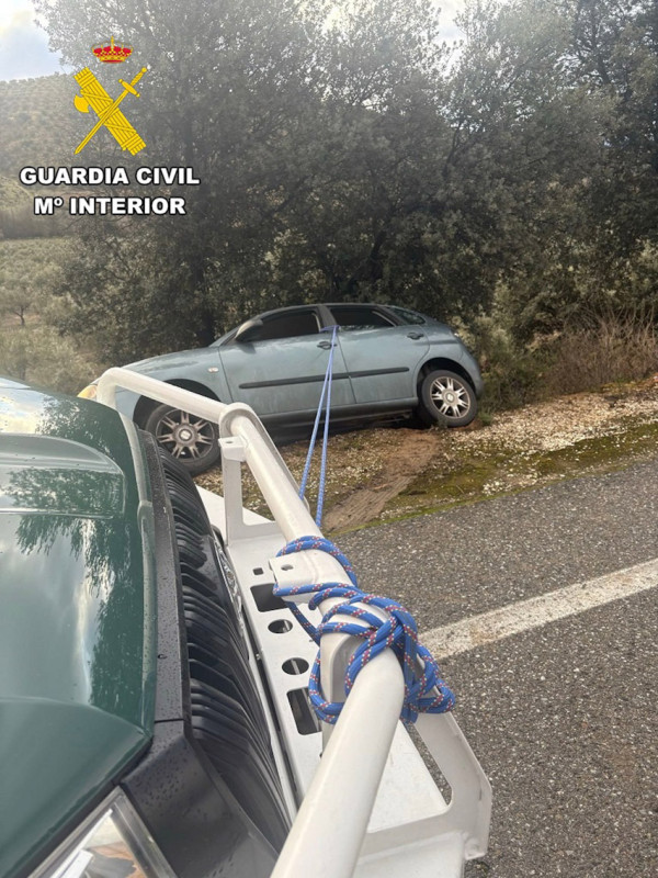 Rescate de vehículo volcado en Moclín (GUARDIA CIVIL) Rescate de vehículo volcado en Moclín (GUARDIA CIVIL)