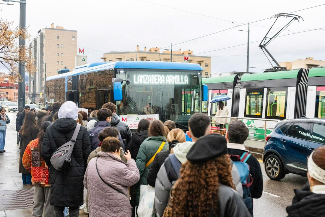 Ciudadanos esperan al autobús lanzadera en la parada Sierra Nevada del metro (AYUNTAMIENTO DE ARMILLA)