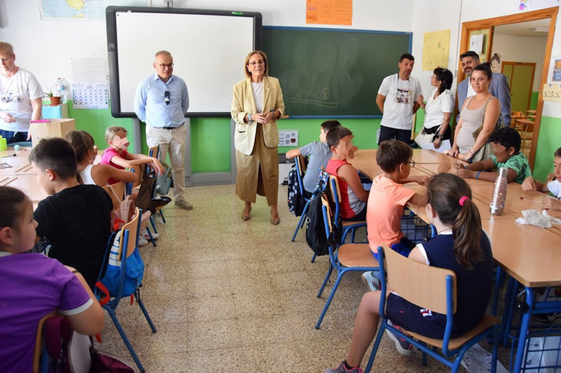La delegada territorial de la Consejería de Inclusión Social, Juventud, Familias e Igualdad de la Junta en Granada, Matilde Ortiz, visita una escuela de verano de la provincia (JUNTA DE ANDALUCÍA)
