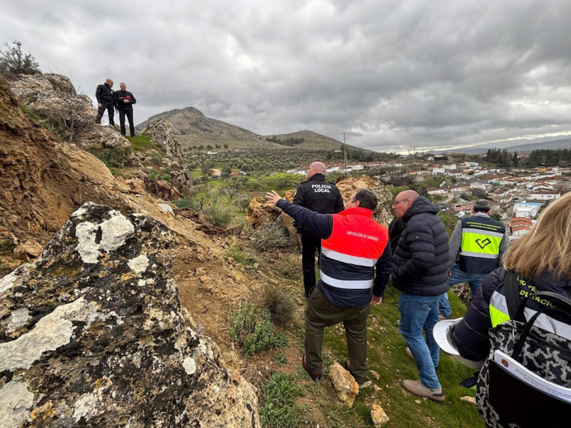 El diputado de Emergencias de Granada, Eduardo Martos, junto a técnicos de la Diputación, visita la zona de Pinos Puente en la que se han producido desprendimientos (DIPUTACIÓN DE GRANADA)