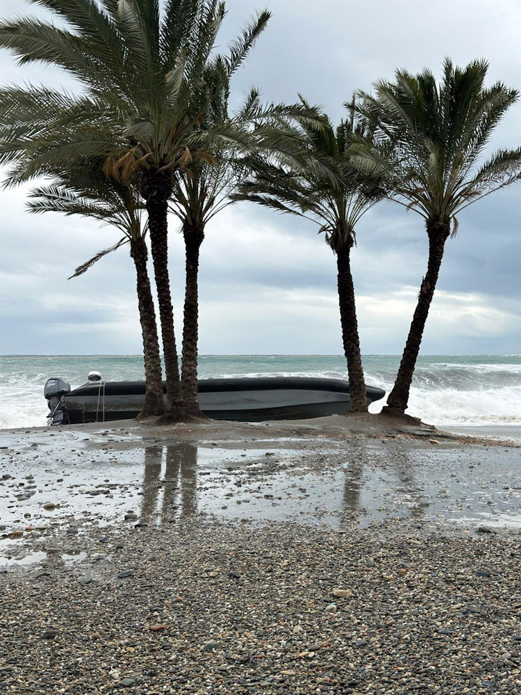 Una de las narcolanchas varadas en Almuñécar por el temporal (AYUNTAMIENTO DE ALMUÑÉCAR)
