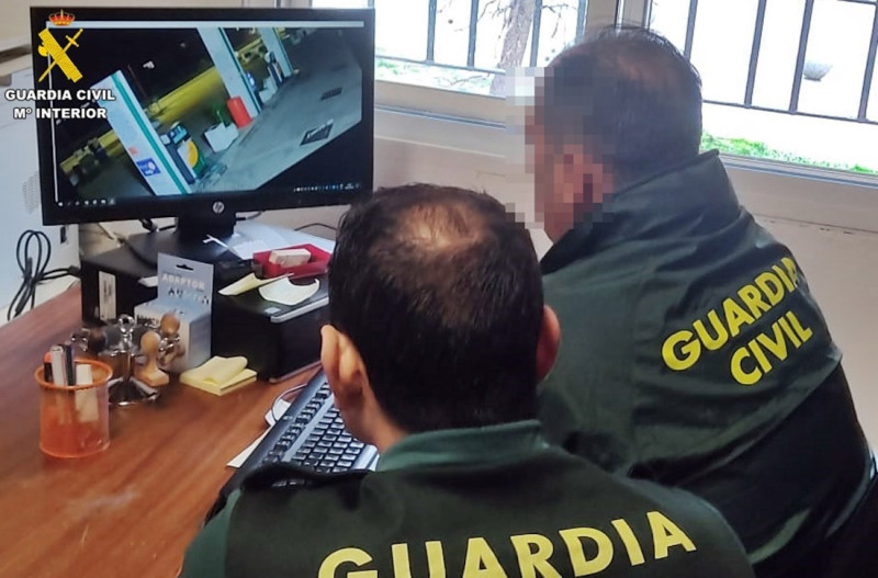 La Guardia Civil analiza las imágenes del robo en una gasolinera. Archivo (GUARDIA CIVIL)